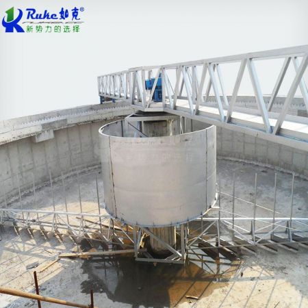 濃縮池懸掛式中心傳動刮泥機(jī)垂架式中心傳動刮吸泥機(jī)